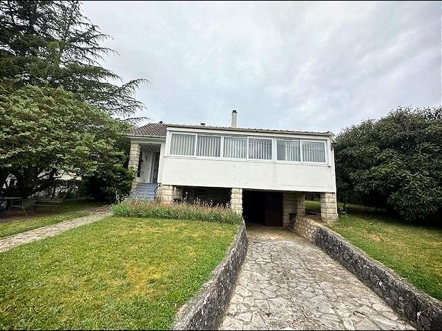 A PONT SUR YONNE (89) une maison avec un beau jardin